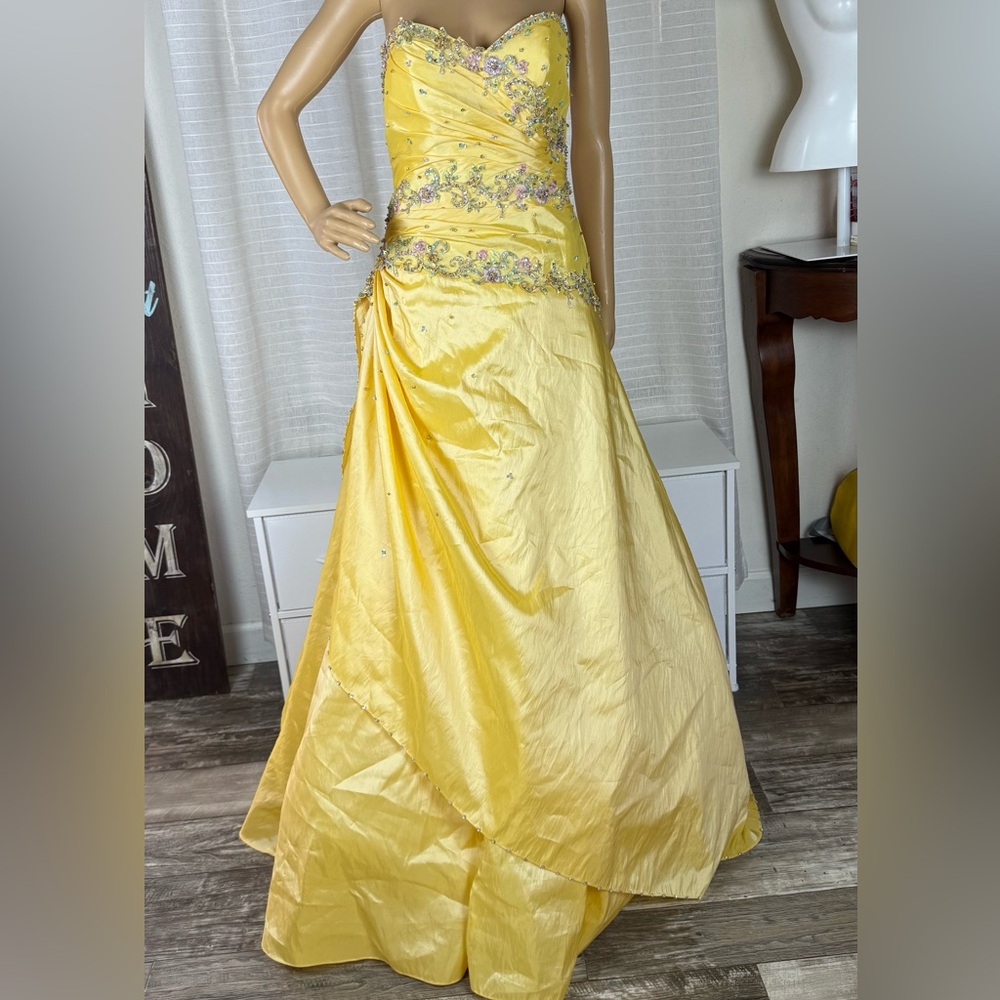 POSH PRECIOUS STUNNING MARIGOLD COLOR FLORAL PROM DRESS OR 15 BIRTHDAY.